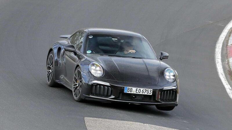 Porsche 911 Turbo S: avvistato il nuovo facelift della nuova ibrida ad alte prestazioni [Foto Spia]