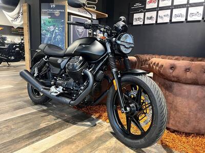 Moto Guzzi V7 Stone (2025) nuova