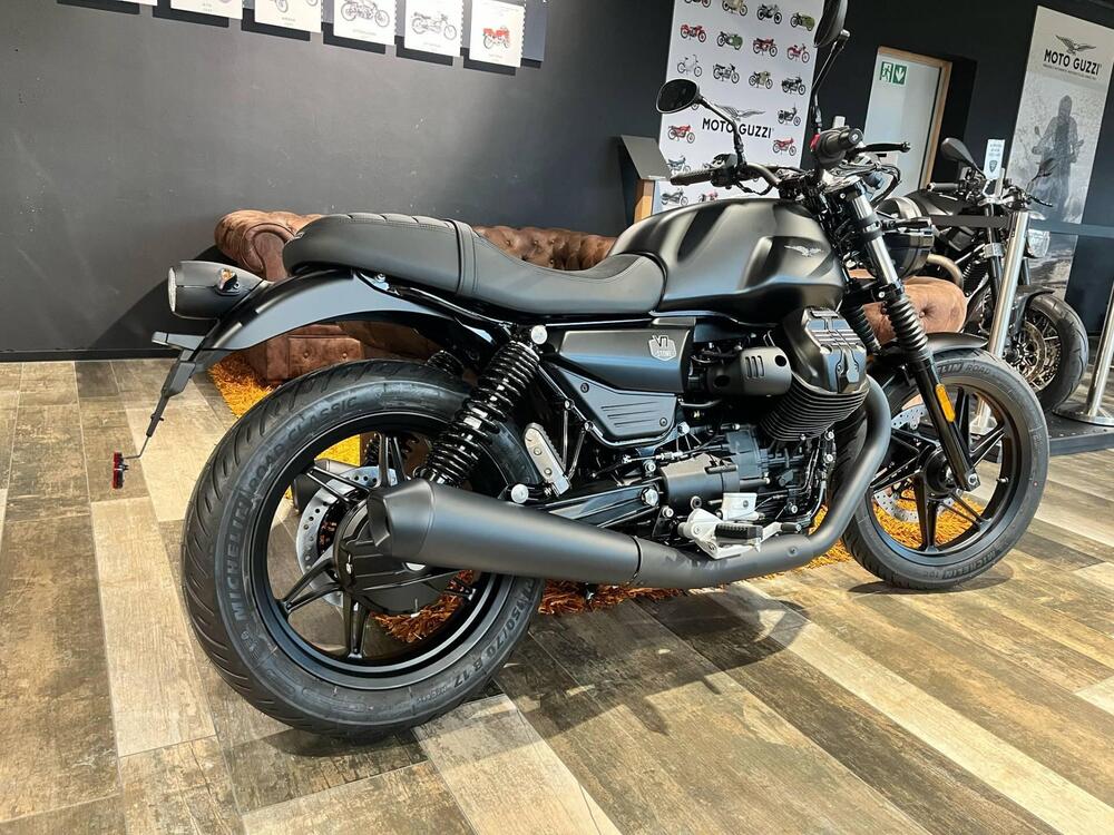 Moto Guzzi V7 Stone (2025) (5)