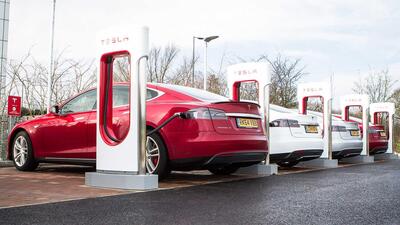 Tesla abbassa i prezzi dei Supercharger in Italia, ma cambia le fasce orarie: ecco cosa sapere