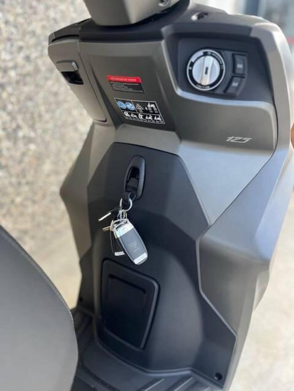 Voge Sfida SR16 125 (2025 - 26) (11)