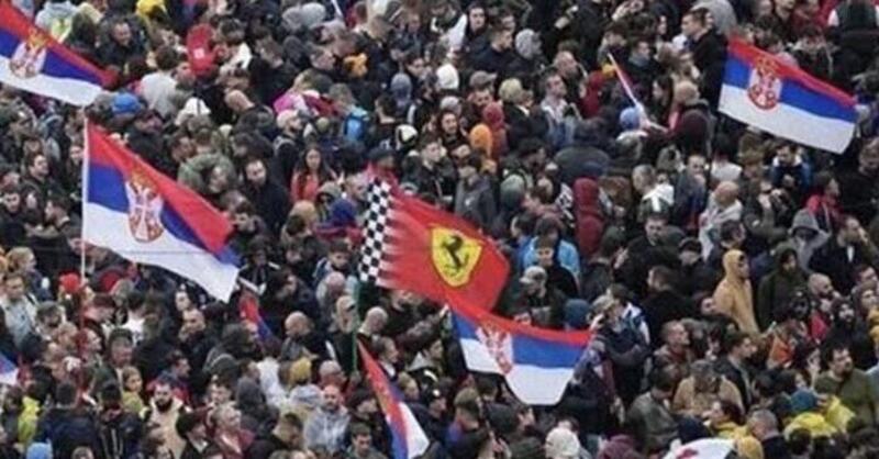 F1. Proteste in Serbia: perch&eacute; la bandiera della Ferrari &egrave; diventata un simbolo?