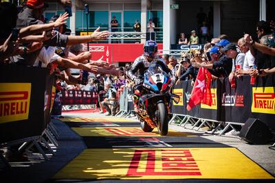 SBK 2025. In volata su Bulega, Toprak vince Gara 1 a Portimao  