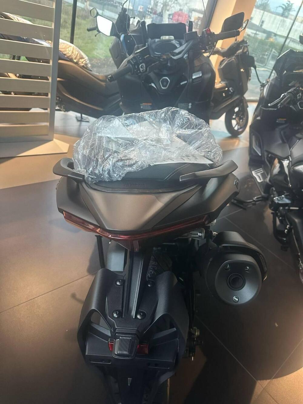 Yamaha T-Max 560 Tech Max (2025) (2)