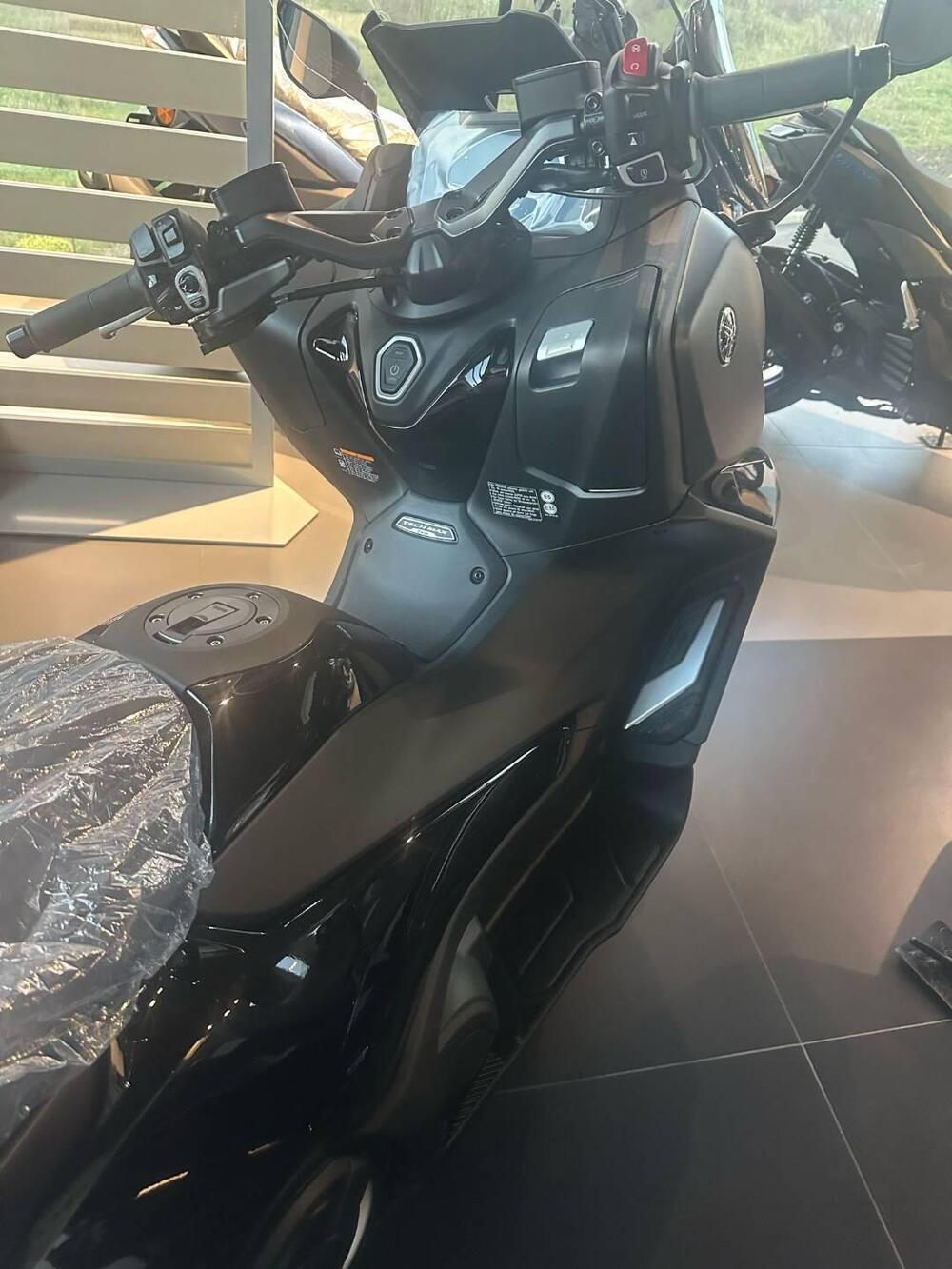Yamaha T-Max 560 Tech Max (2025) (8)