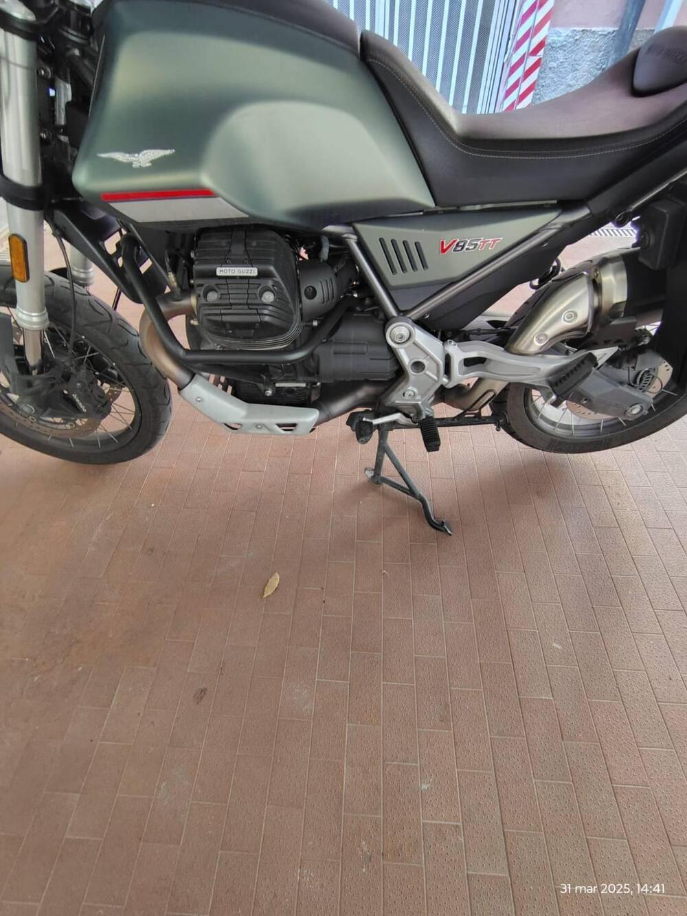Moto Guzzi V85 TT (2021 - 23) (6)