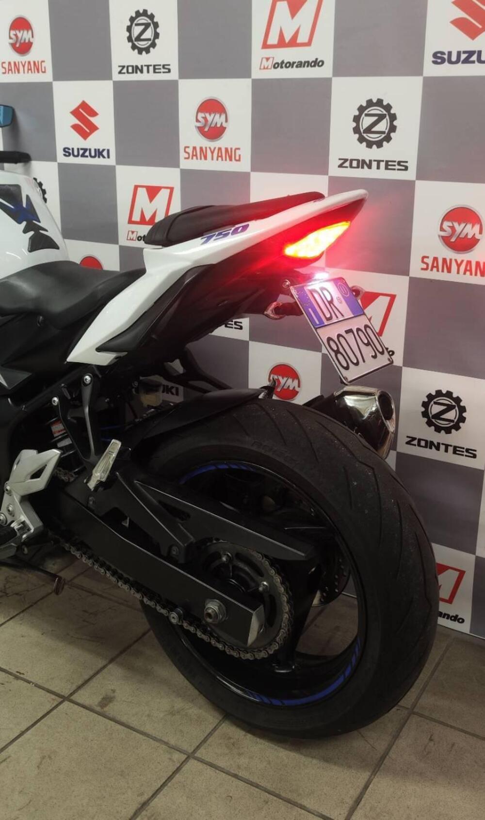 Suzuki GSR 750 (2010 - 15) (4)