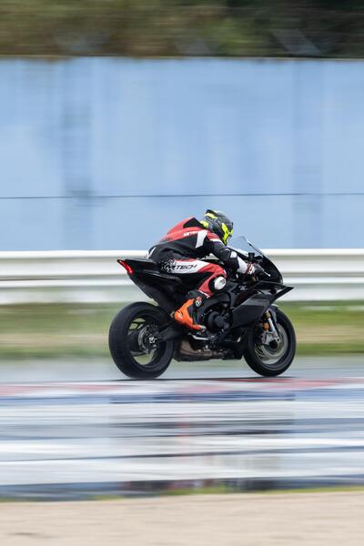Yamaha R9: al Blue Racing Day 2025 &egrave; lei la star. L&#039;abbiamo provata in pista a Misano [VIDEO E GALLERY]