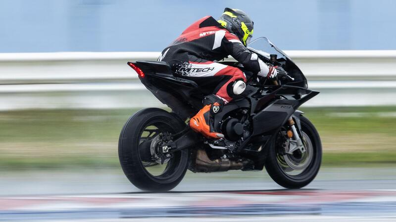 Yamaha R9: al Blue Racing Day 2025 &egrave; lei la star. L&#039;abbiamo provata in pista a Misano [VIDEO E GALLERY]