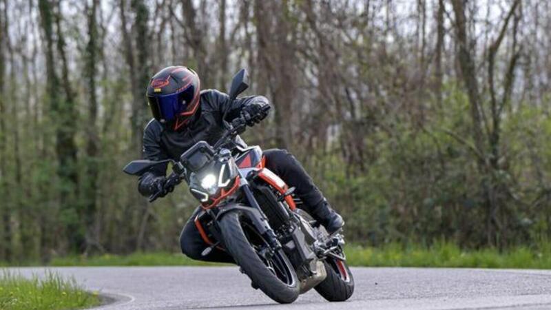 TEST Aprilia Tuono 457: divertirsi con la A2 [VIDEO e GALLERY]
