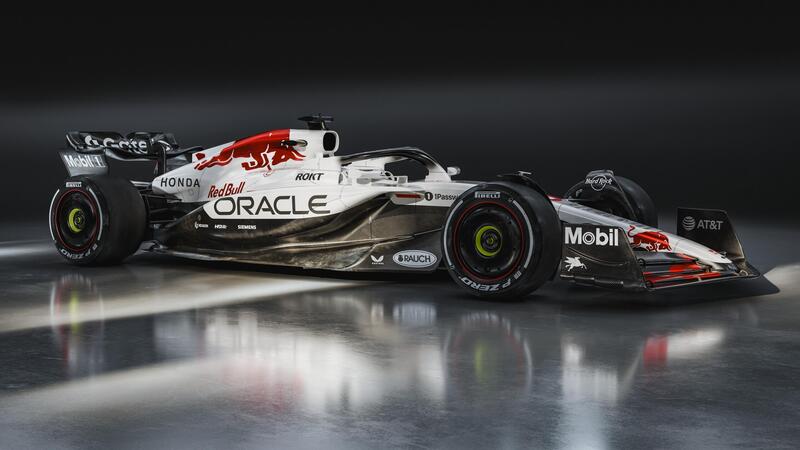 F1. Red Bull dice addio ad Honda e si tinge di bianco per il GP del Giappone 2025. Haas omaggia la fioritura dei ciliegi
