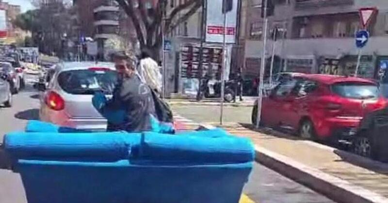 Roma: sul monopattino che trasporta un divano [VIDEO]