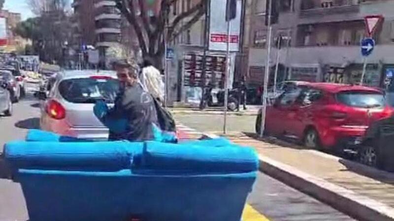 Roma: sul monopattino che trasporta un divano [VIDEO]