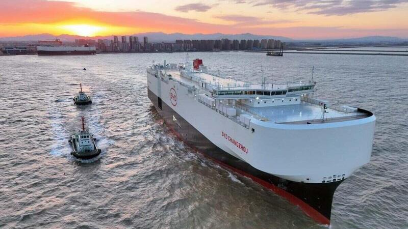 Cosa te ne fai delle auto se poi non sai come trasportarle? E allora vai coi Titanic