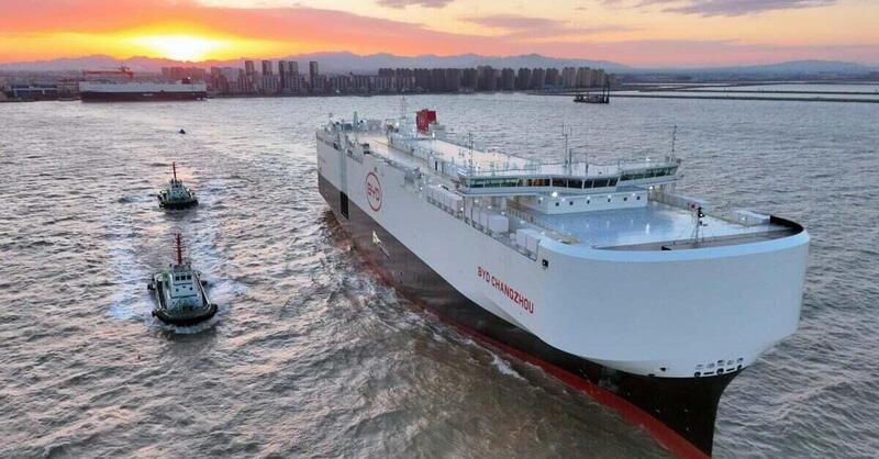Cosa te ne fai delle auto se poi non sai come trasportarle? E allora vai coi Titanic