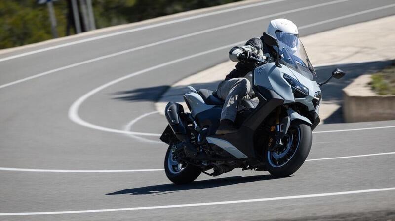 Questione di fede. Abbiamo provato il nuovo Yamaha TMax Tech Max 2025 TEST [VIDEO]