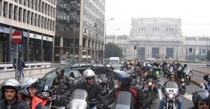 Milano dichiara guerra alle moto inquinanti: tra i numeri, la politica e il peso economico della transizione