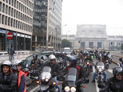 Milano dichiara guerra alle moto inquinanti: tra i numeri, la politica e il peso economico della transizione