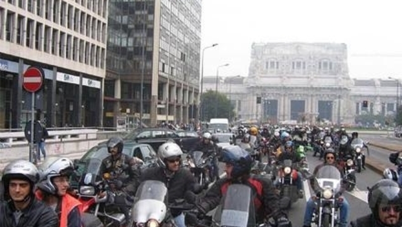 Milano dichiara guerra alle moto inquinanti: tra i numeri, la politica e il peso economico della transizione