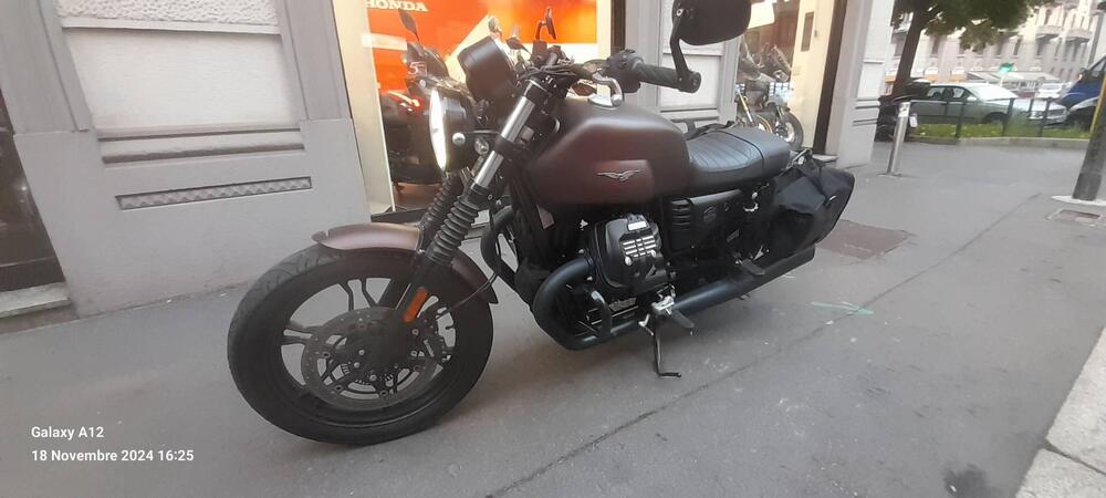 Moto Guzzi V7 III Stone Night Pack (2019 - 20) (6)