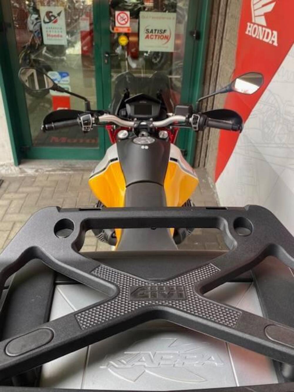 Moto Guzzi V85 TT Evocative Graphics (2021 - 23) (2)