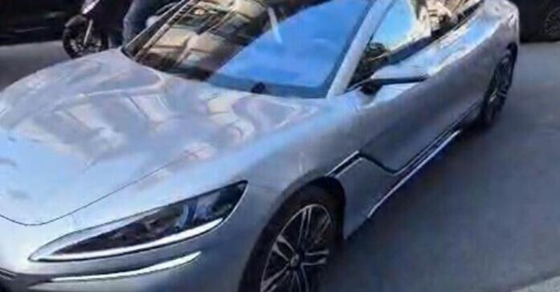 BYD porta in Italia la soluzione definitiva per il parcheggio &ldquo;zero sbatti&rdquo;, si chiama Denza Z9