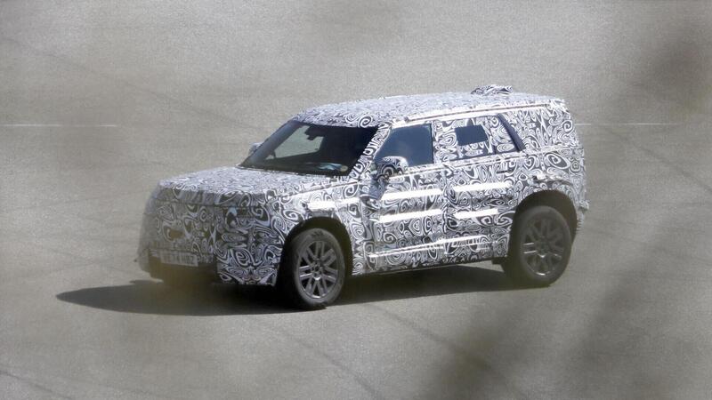 Land Rover Baby Defender: in arrivo entro il 2027 il fratellino elettrico del celebre fuoristrada [Foto Spia]