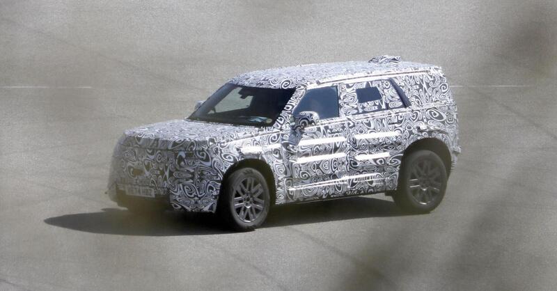 Land Rover Baby Defender: in arrivo entro il 2027 il fratellino elettrico del celebre fuoristrada [Foto Spia]