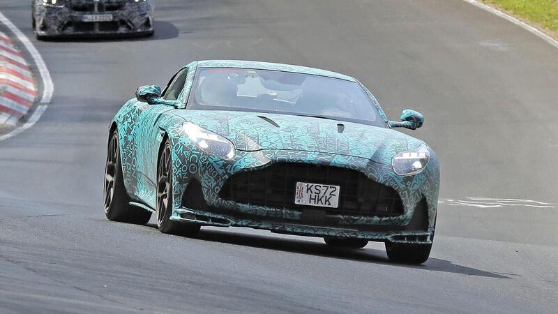 Aston Martin DB12 AMR: la Gran Turismo si prepara a ricevere un V12 da 750 Cv [Foto Spia]
