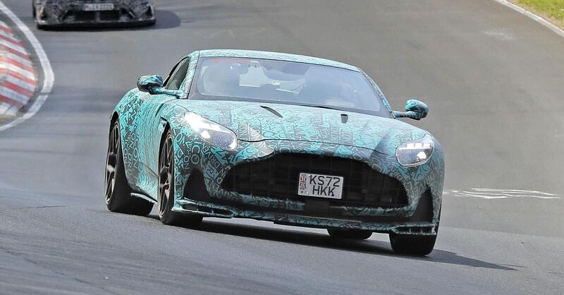 Aston Martin DB12 AMR: la Gran Turismo si prepara a ricevere un V12 da 750 Cv [Foto Spia]