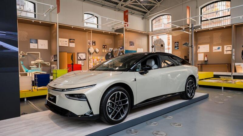 XPeng: a Milano il debutto ufficiale della berlina P7+, nuovi Suv e il nuovo robot umanoide 