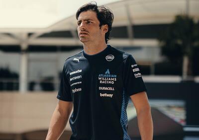 F1. GP Bahrain, Sainz contro la FIA per la multa: 5 secondi non valgono 10.000 euro. Sulle differenze tra motore Ferrari e Mercedes...