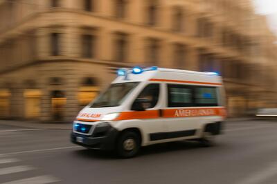 Roma, incidente sulla Pontina: agente motociclista della Polizia locale investito in pieno da un suv
