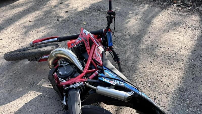 Galliate: scappa dalla Polizia locale dopo il raduno, poi cade e viene beccato. Motociclista 22enne denunciato