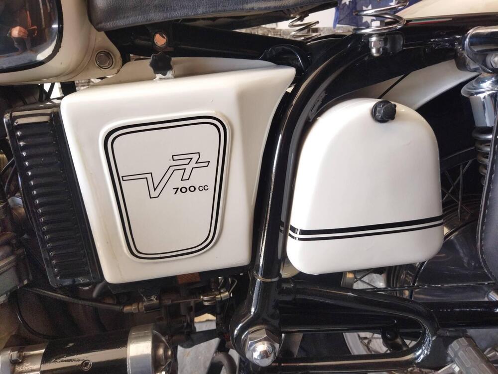 Moto Guzzi V7 700cc (12)