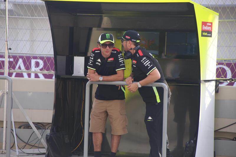 Valentino Rossi al box VR46 con Uccio Salucci