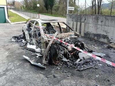 Gli sequestrano la Porsche, e lui la brucia per vendetta: "ero nervoso"