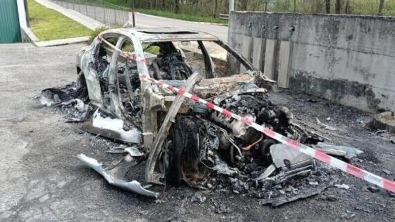 Gli sequestrano la Porsche, e lui la brucia per vendetta: &quot;ero nervoso&quot;