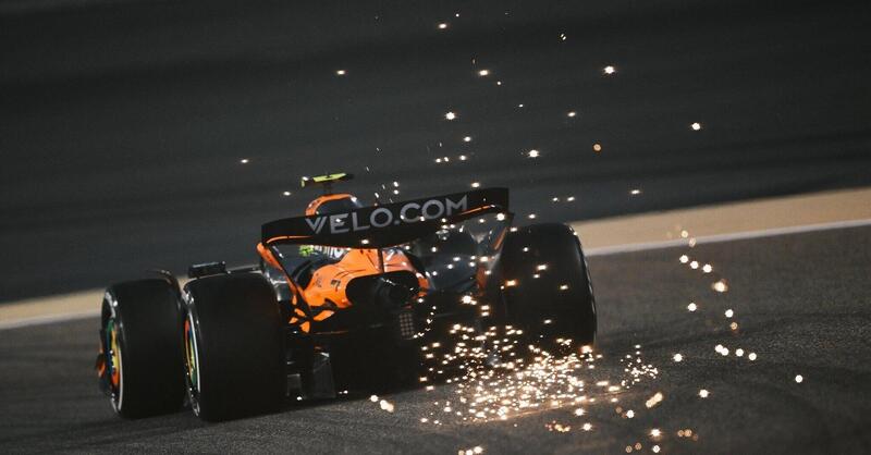 F1. GP Bahrain, McLaren show nelle FP2 di Sakhir: Piastri e Norris dominano su Russell e Leclerc. Problemi per Hamilton