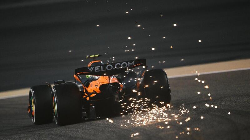 F1. GP Bahrain, McLaren show nelle FP2 di Sakhir: Piastri e Norris dominano su Russell e Leclerc. Problemi per Hamilton