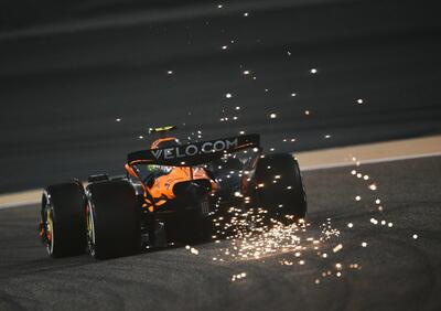 F1. GP Bahrain, McLaren show nelle FP2 di Sakhir: Piastri e Norris dominano su Russell e Leclerc. Problemi per Hamilton