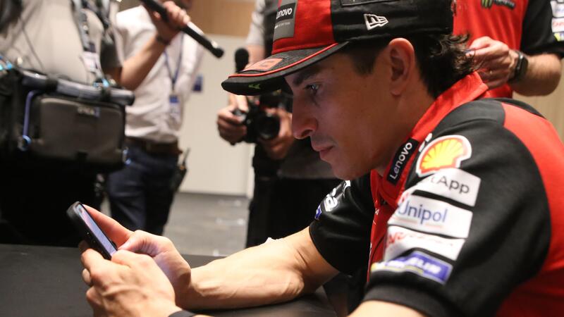 Marquez controlla i cronologici della sessione in attesa di parlare con i giornalisti (1)