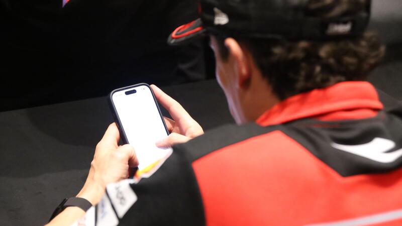 Marquez controlla i cronologici della sessione in attesa di parlare con i giornalisti (2)