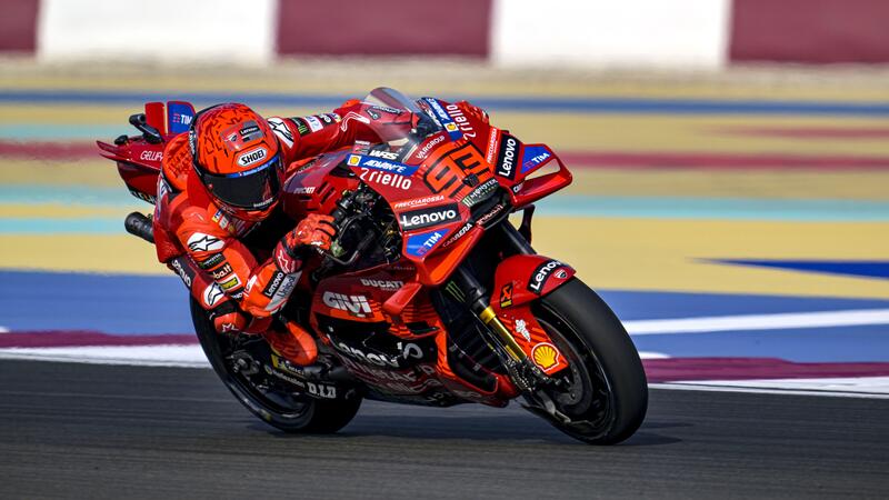 MotoGP. GP del Qatar. Marc Marquez, pole all&#039;ultimo soffio (e record), Pecco Bagnaia cade, &egrave; 11&deg; [RISULTATI]