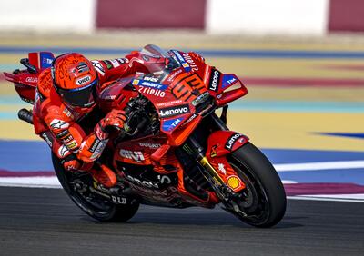MotoGP. GP del Qatar. Marc Marquez, pole all'ultimo soffio (e record), Pecco Bagnaia cade, è 11° [RISULTATI]