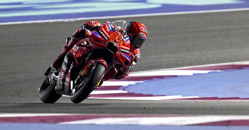 MotoGP. GP del Qatar. Marc Marquez vince ancora! Penalizzato Maverick Vinales (era 2&deg;): sul podio Pecco Bagnaia e Franco Morbidelli, tanti incidenti [RISULTATI]