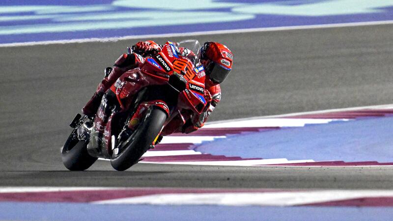 MotoGP. GP del Qatar. Marc Marquez vince ancora! Penalizzato Maverick Vinales (era 2&deg;): sul podio Pecco Bagnaia e Franco Morbidelli, tanti incidenti [RISULTATI]
