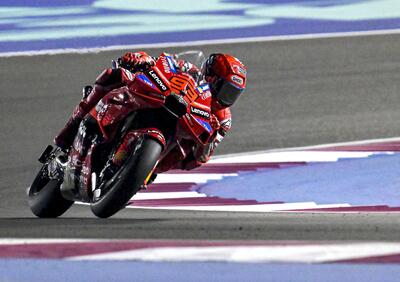 MotoGP. GP del Qatar. Marc Marquez vince ancora! Penalizzato Maverick Vinales (era 2°): sul podio Pecco Bagnaia e Franco Morbidelli, tanti incidenti [RISULTATI]