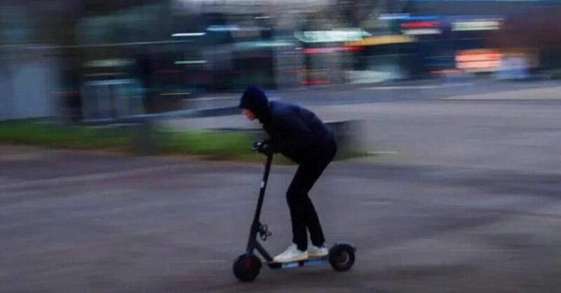 Rapina in gioielleria e fuga in monopattino