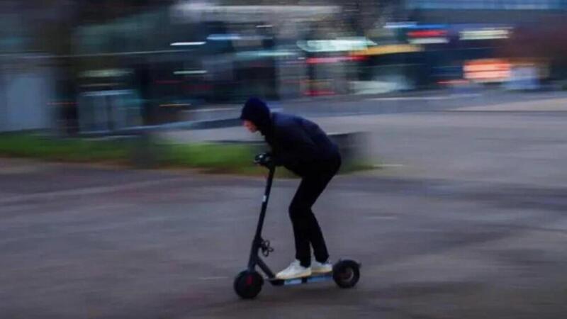Rapina in gioielleria e fuga in monopattino